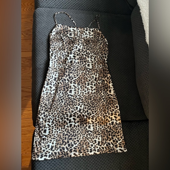Women’s Garage Satin Cheetah 🐆 Print Lace Up Back Bodycon Dress - Picture 12 of 14